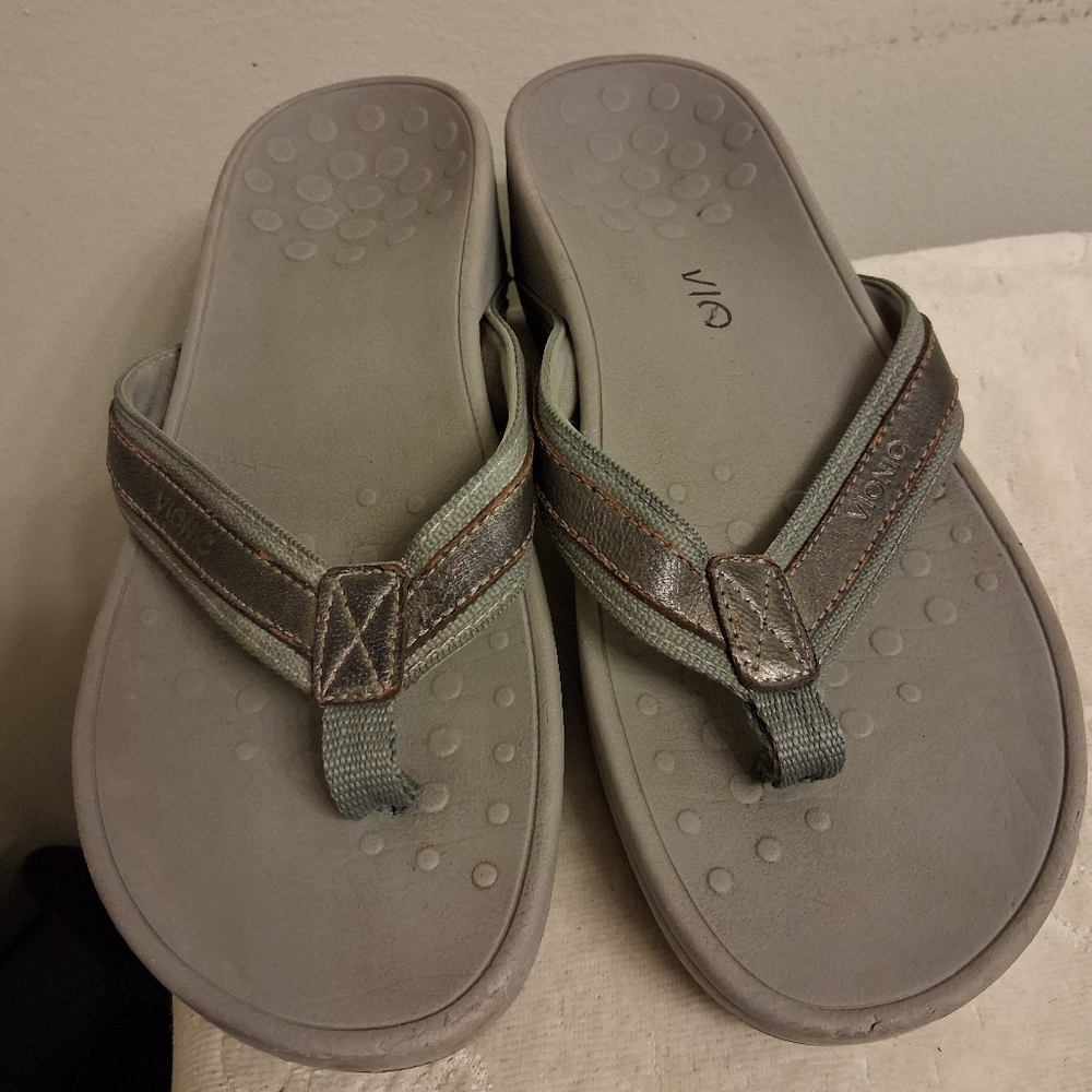 Vionic Women's Gray Black Flip Flops Slippers Size 7
